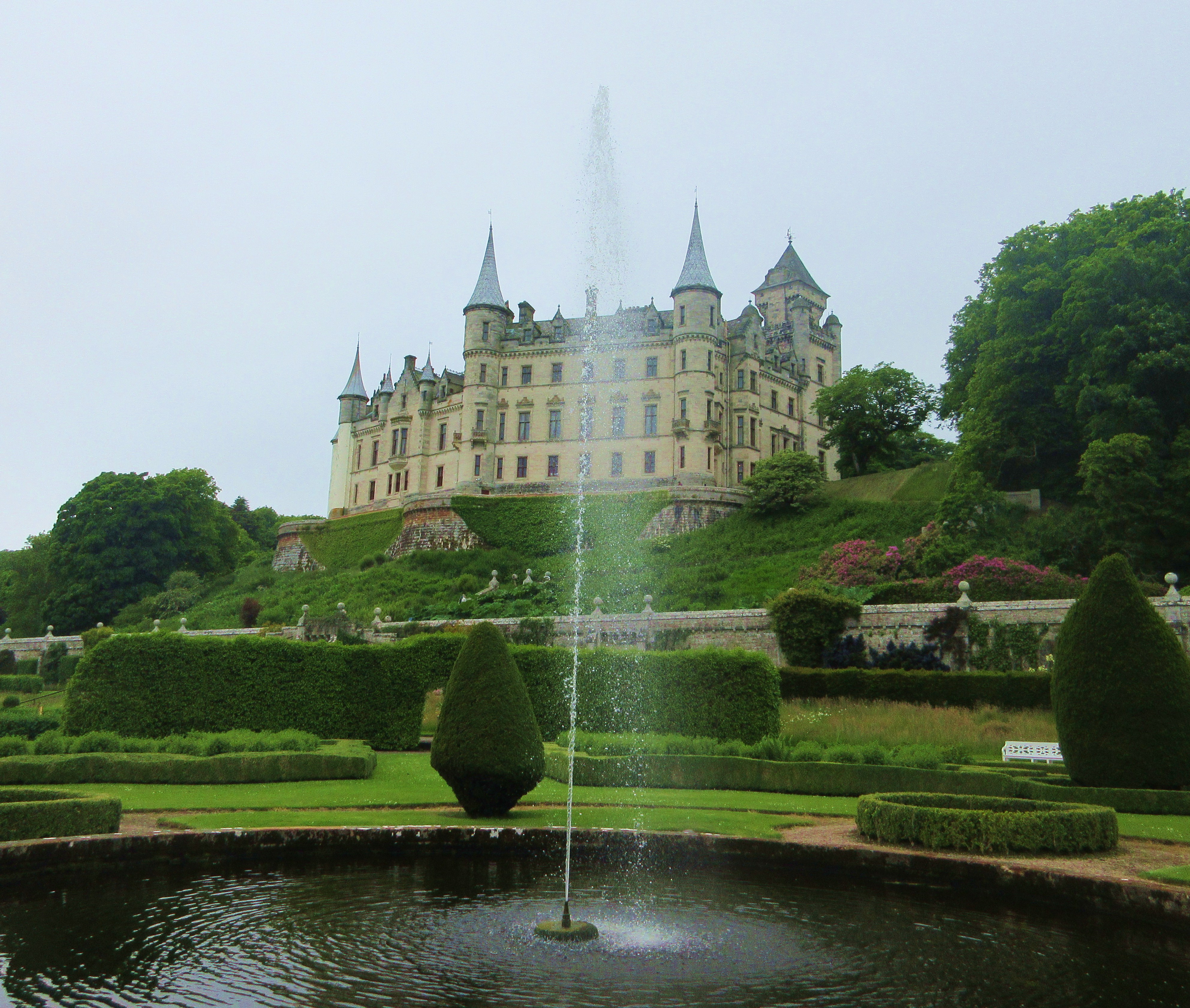 Dunrobin Castle w fountain