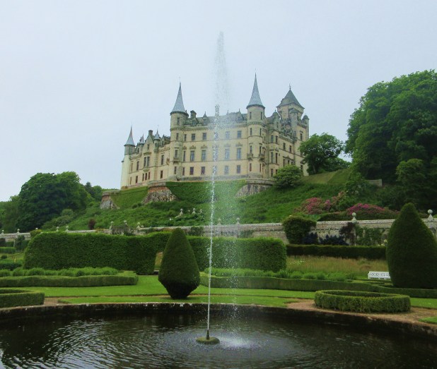 Dunrobin Castle w fountain